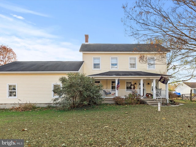 view of front of property featuring a porch and a front yard