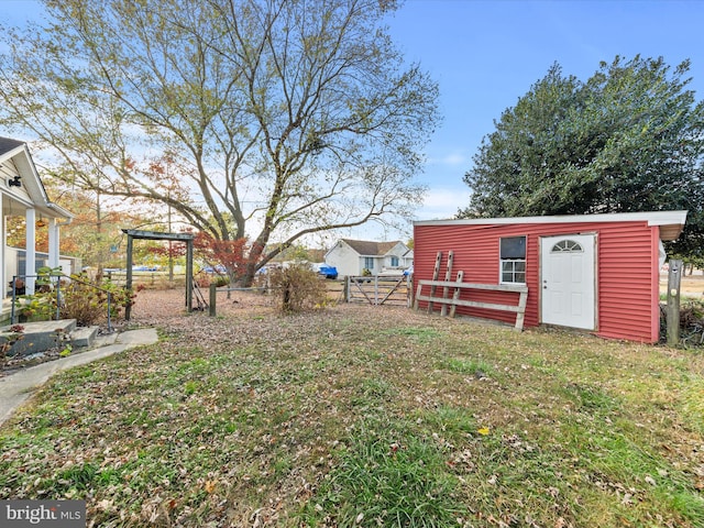 view of yard with an outbuilding