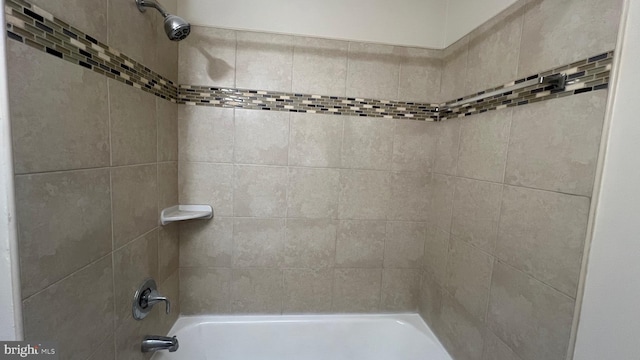 bathroom featuring tiled shower / bath combo