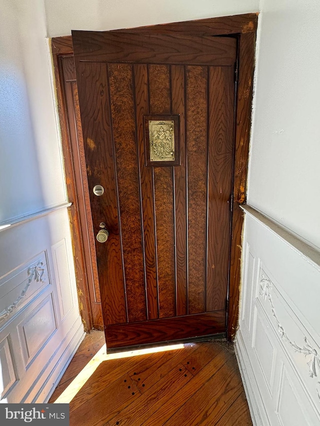 interior details with hardwood / wood-style floors