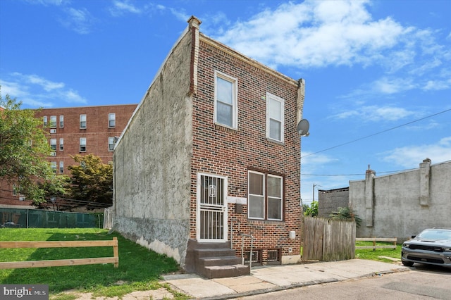 view of front of property with a front yard