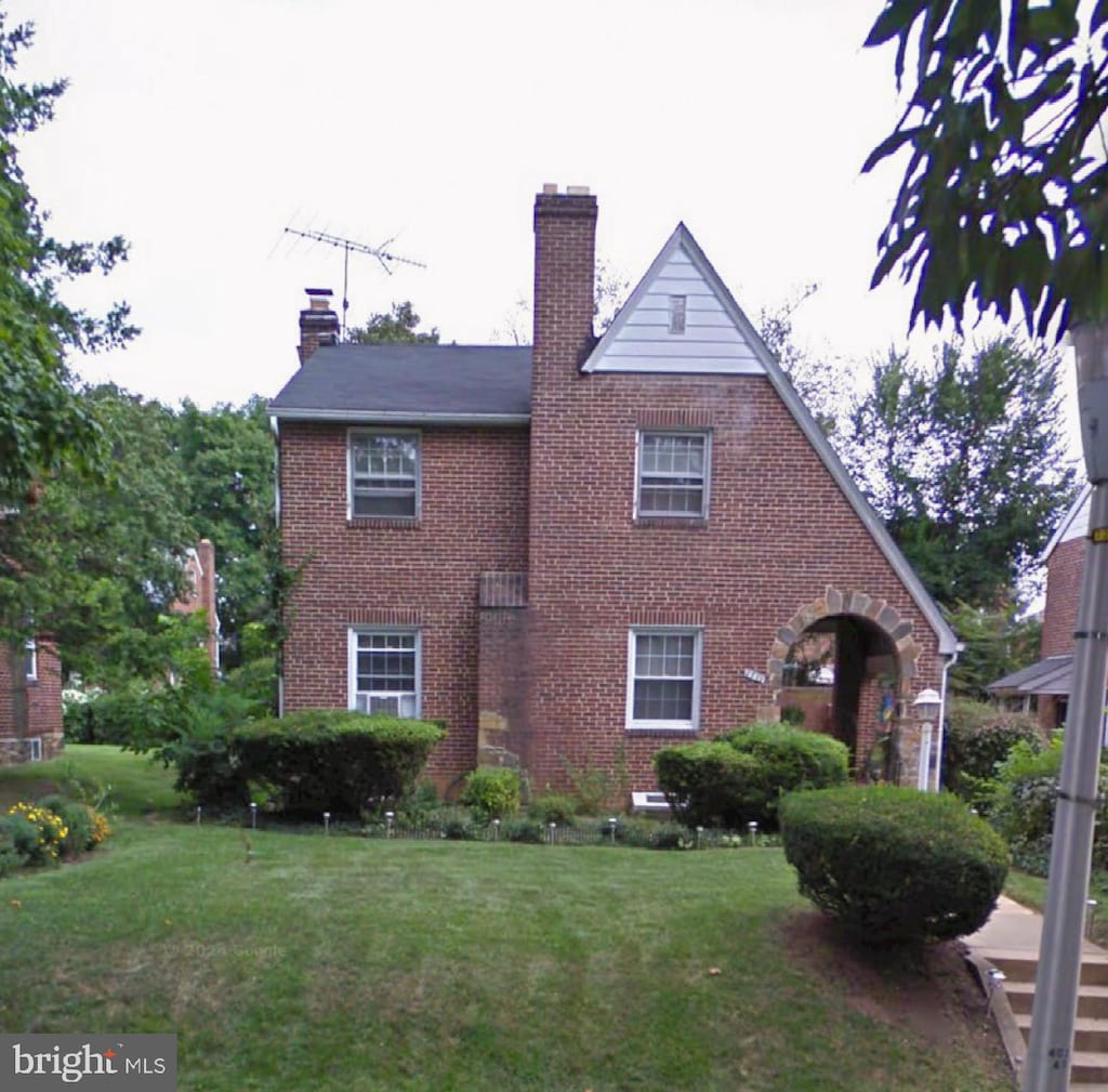 view of front of house featuring a front yard