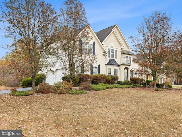 view of front of home featuring a front yard and a garage