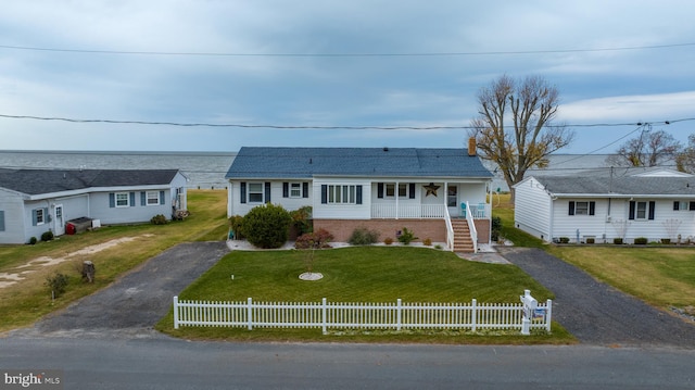 ranch-style house featuring a front lawn and a porch