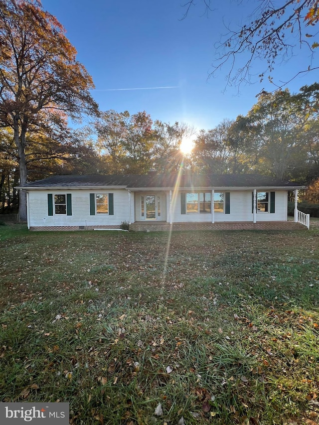 ranch-style home featuring a front lawn