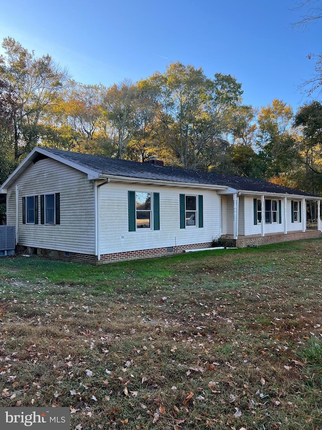 single story home featuring a front yard