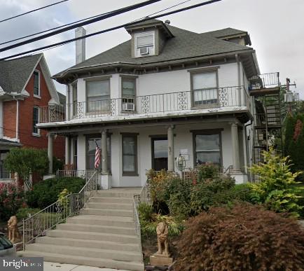 view of front of house with a balcony