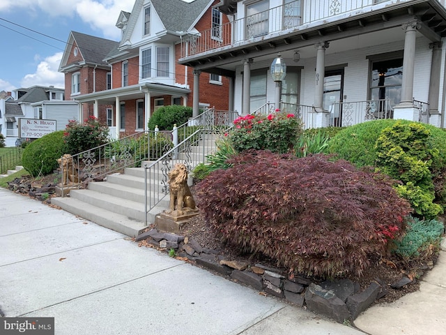 entrance to property featuring covered porch