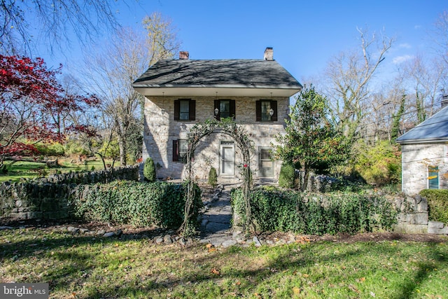 view of front of house with a front lawn