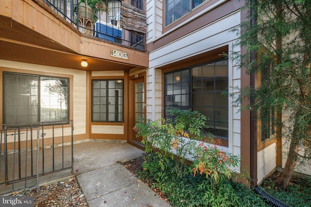 property entrance featuring a balcony