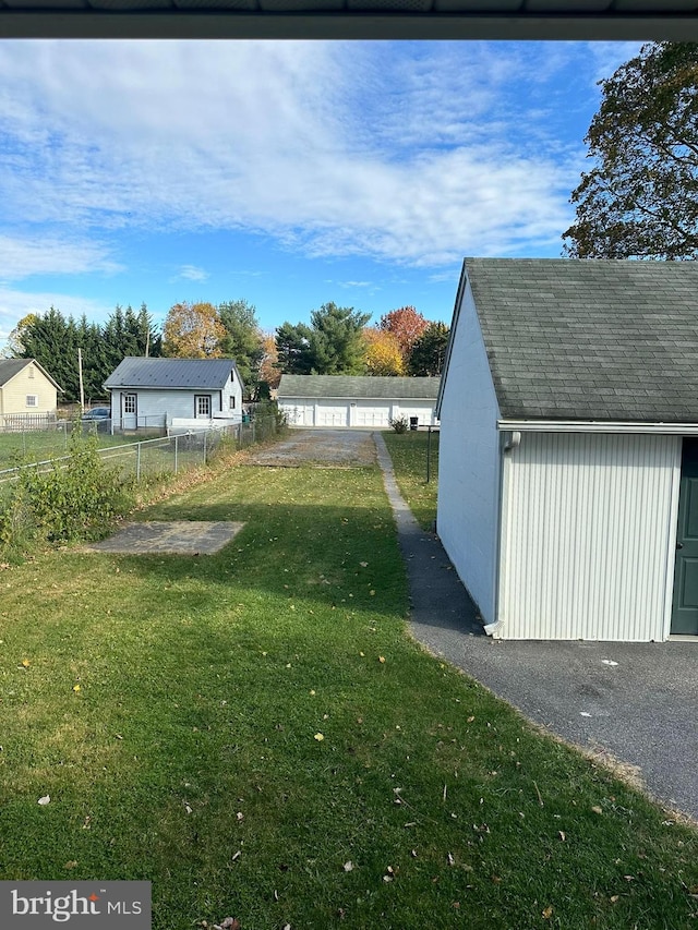 view of yard featuring an outdoor structure