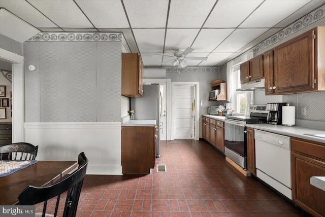 355 Orchard Dr, Mount Jackson, VA 22842 - kitchen with stainless steel appliances, under cabinet range hood, a ceiling fan, light countertops, and a drop ceiling