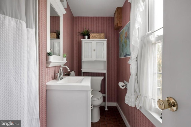 bathroom with vanity, curtained shower, and toilet