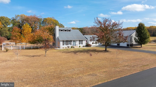 view of front of home featuring a front yard