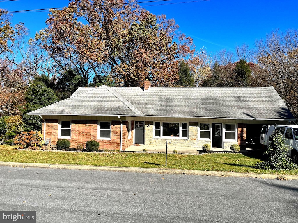 ranch-style home featuring a front yard