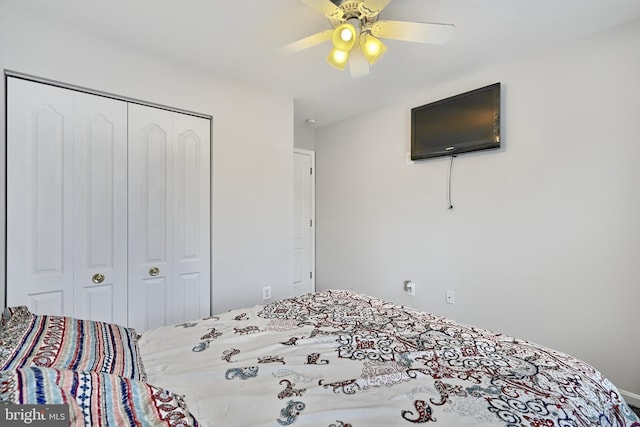 bedroom featuring ceiling fan and a closet