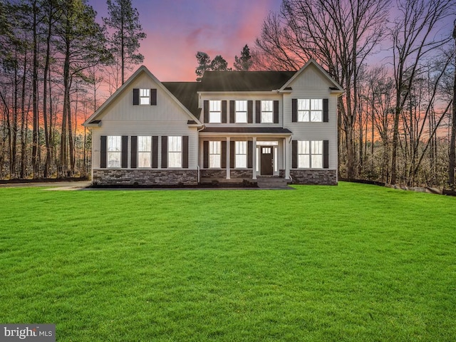 view of front of property featuring a porch and a lawn