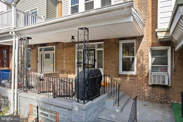 property entrance featuring a porch