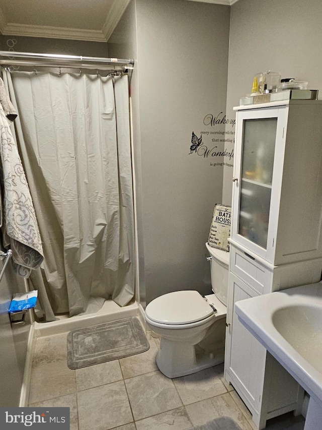 bathroom with toilet, a shower with shower curtain, and ornamental molding