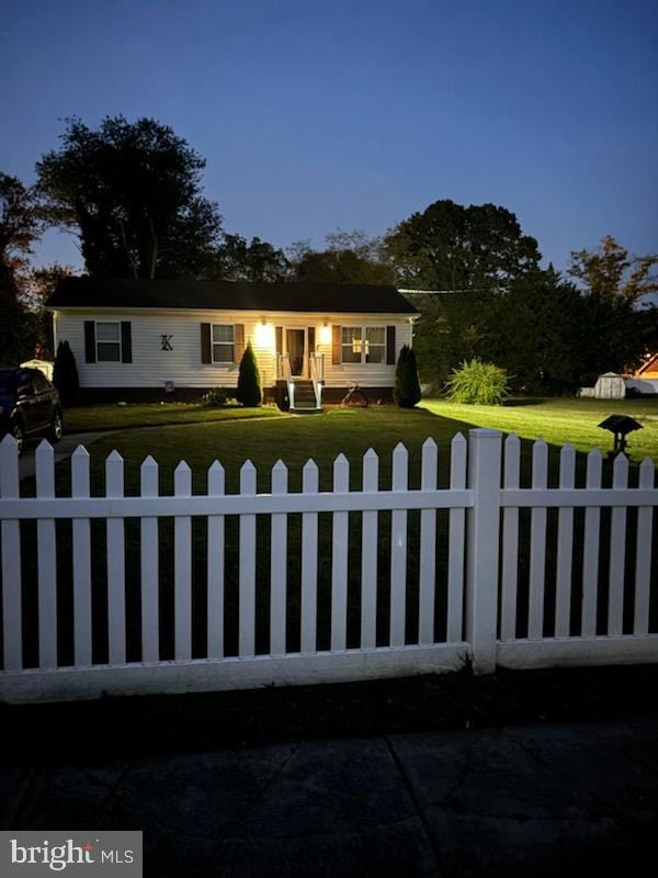 view of front facade featuring a lawn