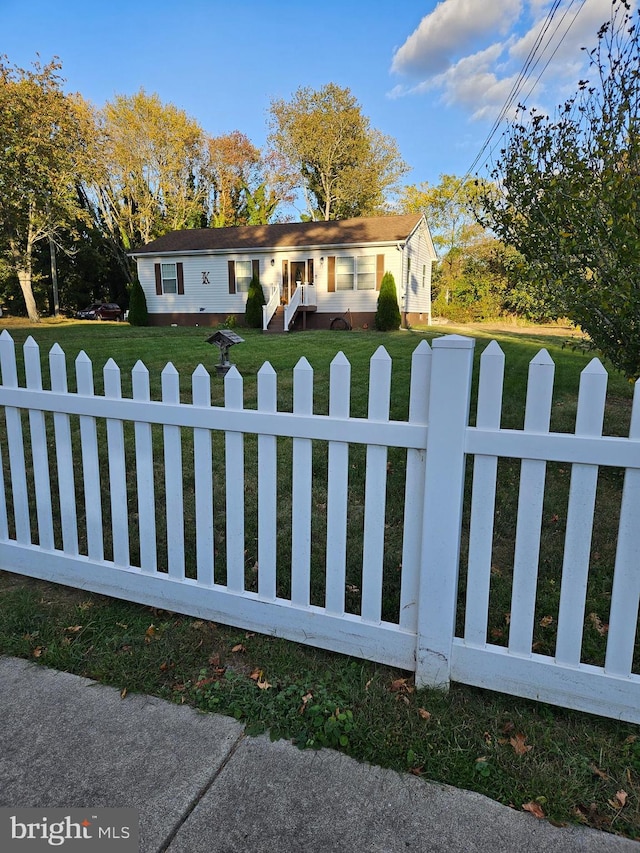 view of front of home featuring a front lawn