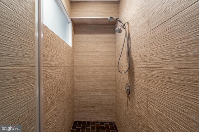 bathroom featuring a tile shower