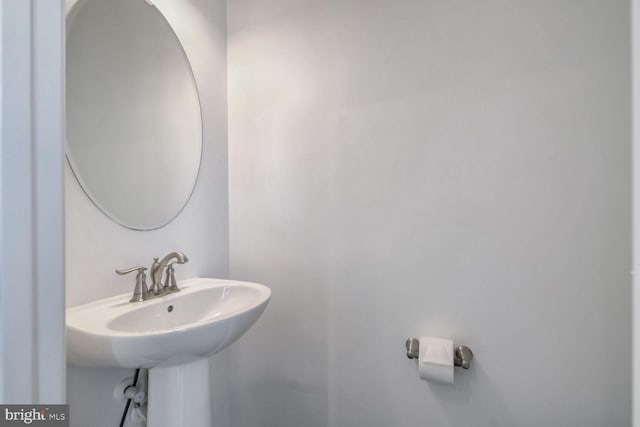 bathroom featuring sink