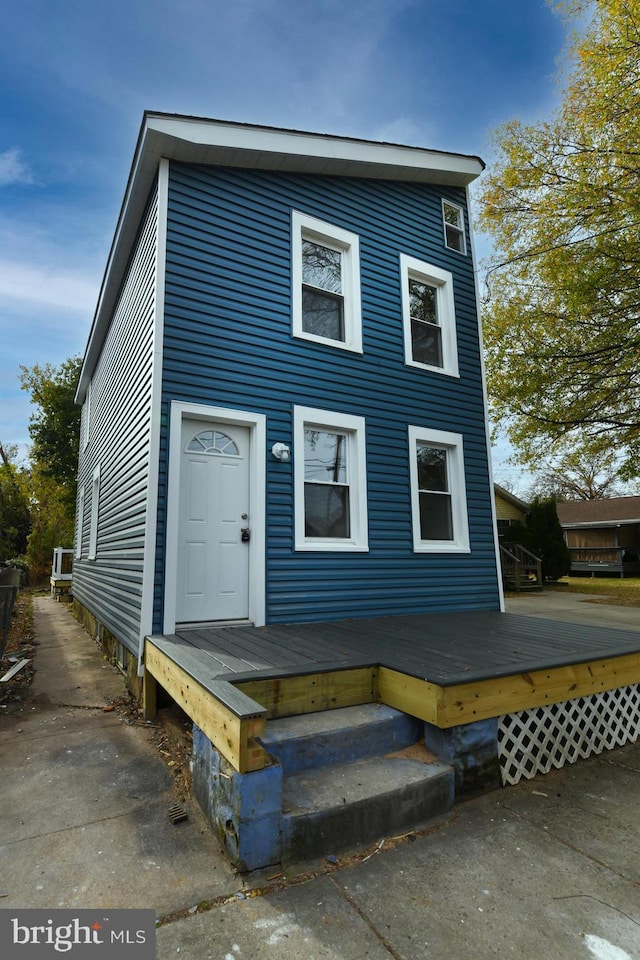 view of front of house featuring a deck