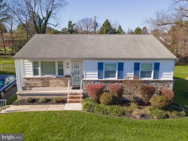 view of front of house featuring a front lawn