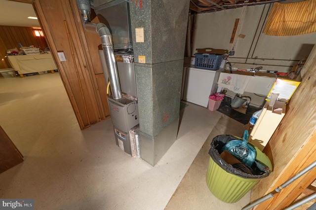 utility room featuring heating unit and washer and clothes dryer