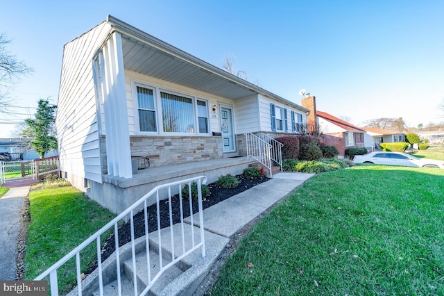 view of front of house featuring a front lawn