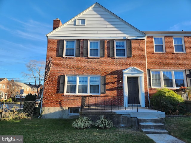 view of front facade with a front lawn