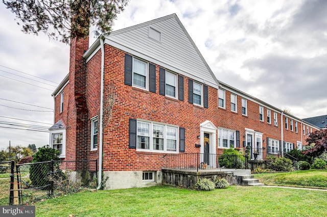 view of front of property featuring a front lawn