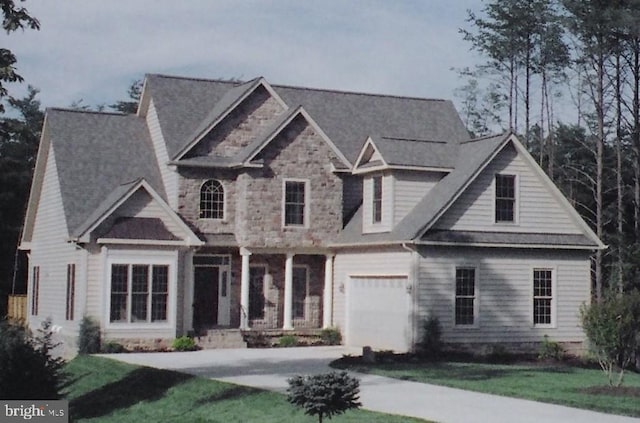 view of front of home featuring a front lawn and driveway