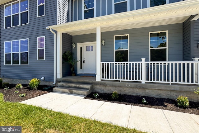 entrance to property featuring a porch