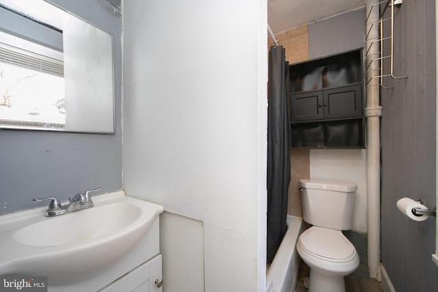 bathroom with a shower with curtain, vanity, and toilet