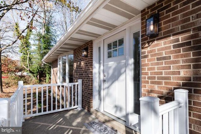 property entrance featuring a porch