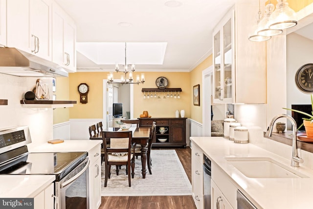 kitchen featuring sink, dark hardwood / wood-style floors, stainless steel electric range oven, white cabinets, and pendant lighting