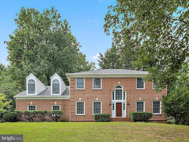 colonial home featuring a front yard