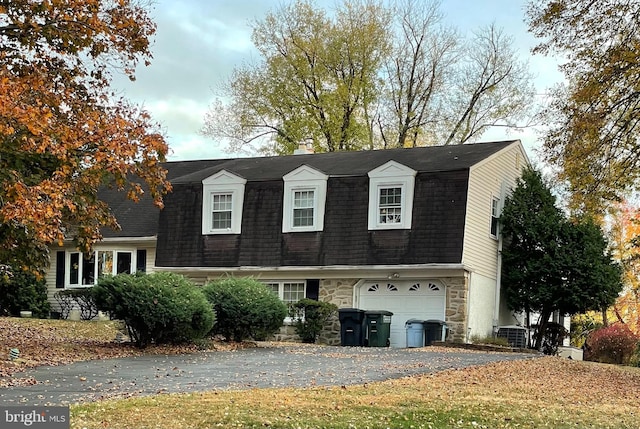 view of front facade featuring a garage