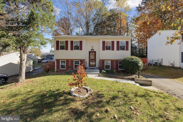 split foyer home featuring a front lawn