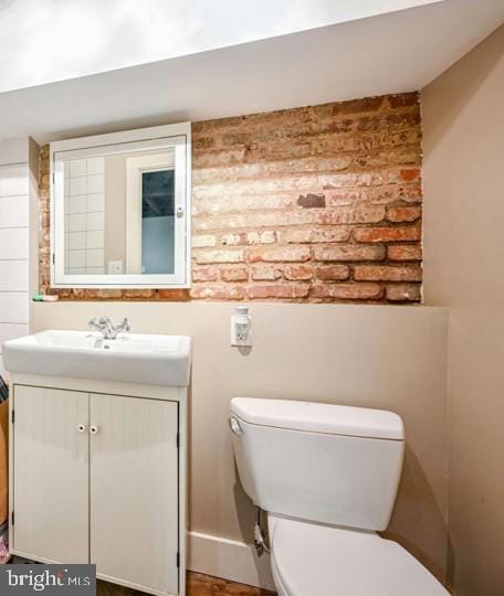 bathroom with toilet and vanity