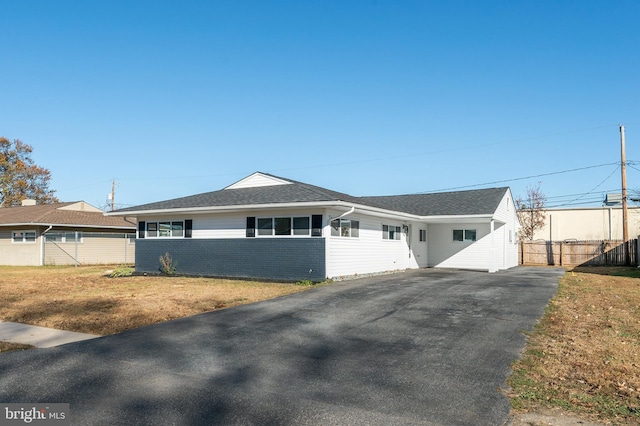 view of front of property with a front yard