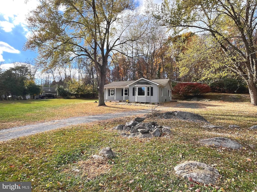 view of front facade with a front yard