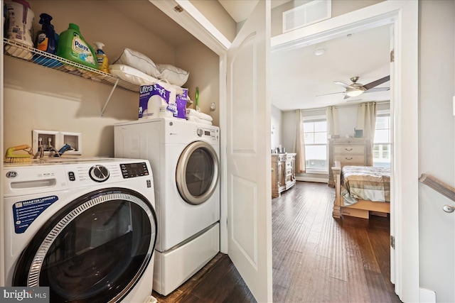 washroom with washer and clothes dryer, dark hardwood / wood-style floors, and ceiling fan