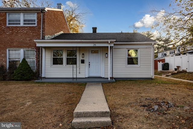 view of front facade featuring a front yard and a porch