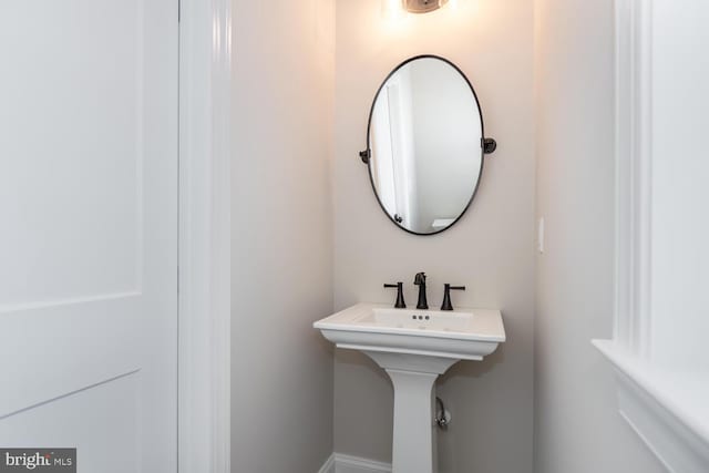 bathroom featuring sink