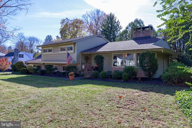 split level home featuring a front yard