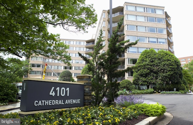 view of apartment building / complex