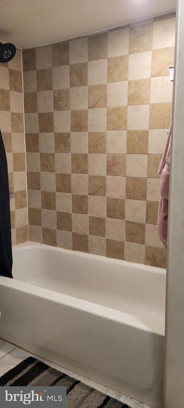 bathroom with shower / bathtub combination